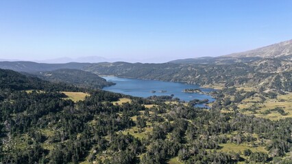 Obraz premium survol d'un lac de montagne et de forets dans les Pyrénées-Orientales, sud de la France, parc naturel des Bouillouses