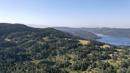 survol d'un lac de montagne et de forets dans les Pyrénées-Orientales, sud de la France, parc...