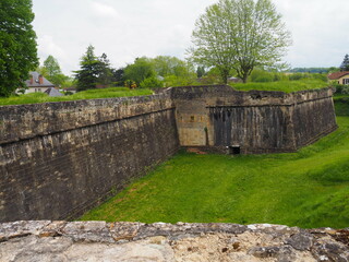 Fototapeta na wymiar La localidad de Navarrenx en Francia, con su recinto fortificado.