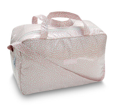 Bolsa de bebe rosa sobre fondo blanco. pink baby bag on white background