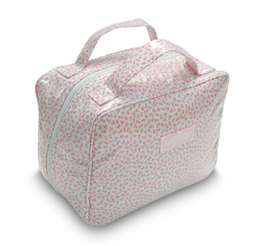 Neceser de bebe de ni&ntilde;a sobre fondo blanco. Girl's baby bag on a white background.
