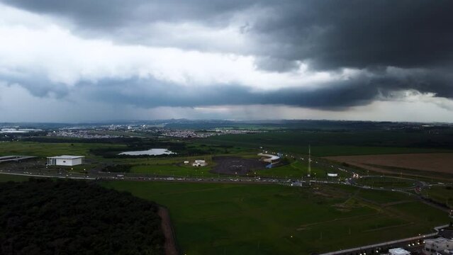 Filmagem a&eacute;rea da cidade de Paul&iacute;nia durante forte chuva em Mar&ccedil;o de 2022.