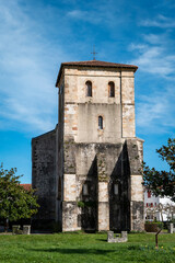 Fachada frontal da Igreja de Saint Pierre em Saint-Pèe-Sur-Nivelle no País Basco em França