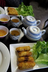 Nems et théière au restaurant asiatique.