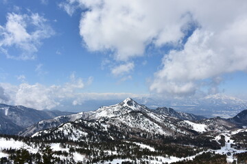 Obraz premium Snowy mountains seen from Mt. Yokote in shiga kogen