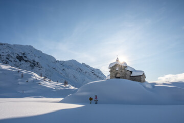 La chiesetta all'Alpe Prabello sotto una coltre di neve, Valmalenco, Italia - obrazy, fototapety, plakaty