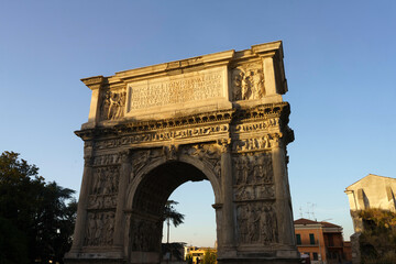 Obraz premium Benevento: Arco di Traiano, Roman arch