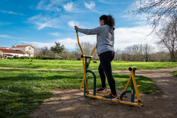 Mulher a praticar exercício fisico no parque de Saint-Pée-sur-Nivelle no País Basco em França