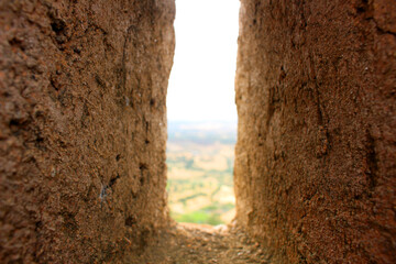 Paisaje a través de una estrecho muro