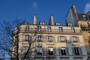 Immeubles parisiens, ciel bleu.