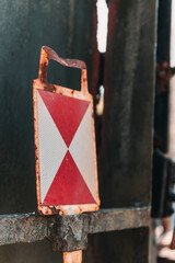 Warnschild einer alten Eisenbahn