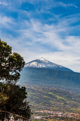 Fototapeta premium Pico más alto de España con un cielo nuboso encima, Pico del Teide