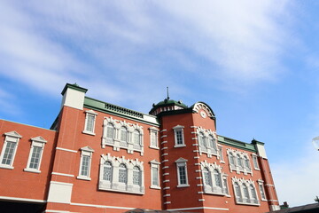 Fototapeta premium 東京駅に似せたJR深谷駅 青空とレンガの風景 JR Fukaya Station resembling Tokyo Station Blue sky and brick scenery