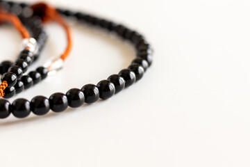 黒い数珠のクローズアップ