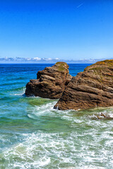 Playa de las Catedrales con formaciones rocosas en Ribadeo, Galicia