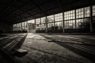 Poster Oud verlaten fabrieksgebouw of magazijn op zonnige zomerdag © Solid photos