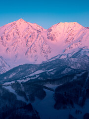 冬の北アルプスに山肌に朝焼けの太陽に照らされて
ピンク色に染まる、モルゲンロート。