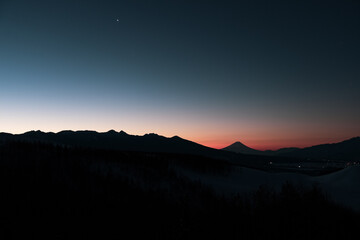 夜明けの山