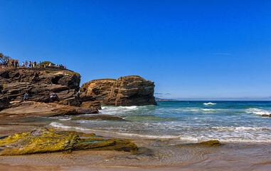 Playa de las Catedrales con formaciones rocosas en Ribadeo, Galicia