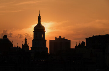 Obraz premium Silhouettes of buildings in the evening sky in the center of Kyiv