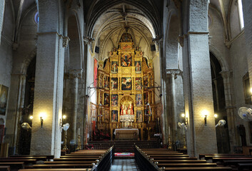 Interior de la iglesia gótica mudéjar de Santa Ana en el barrio de Triana, Sevilla, Andalucía, España. Esta iglesia es conocida como la catedral de Triana. 