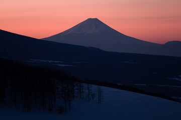 夜明けの山