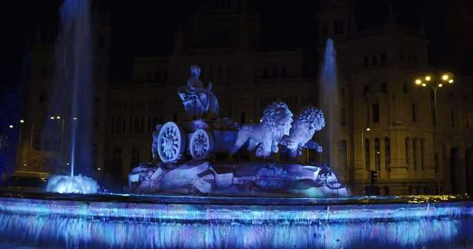 Fuente de la Cibeles de noche iluminada de azul o morado. Madrid, Espa&ntilde;a.