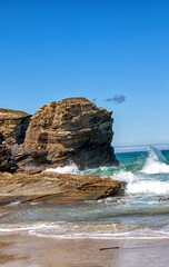 Playa de las Catedrales con formaciones rocosas en Ribadeo, Galicia