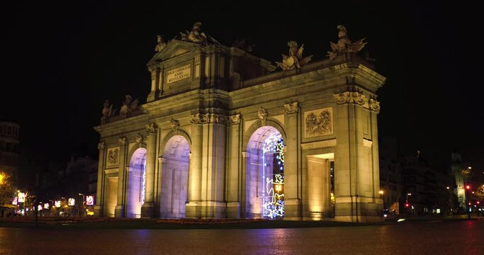 La puerta de Alcal&aacute; de Madrid con luces de navidad son gente ni tr&aacute;fico. Madrid, Espa&ntilde;a.