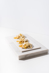 Tostadas de queso de cabra con miel de abeja sobre mármol. Aperitivo comida mediterránea sobre...