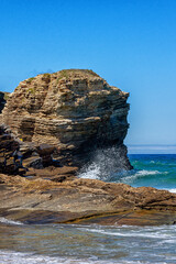 Playa de las Catedrales con formaciones rocosas en Ribadeo, Galicia