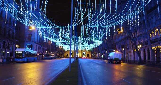 La calle Alcal&aacute; de Madrid con luces de navidad son gente ni tr&aacute;fico. Madrid, Espa&ntilde;a.
