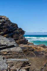 Playa de las Catedrales con formaciones rocosas en Ribadeo, Galicia