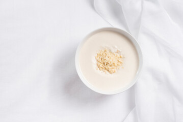 Crema de almendras, sopa fría española. Ajo blanco de Málaga con almendras en un recipiente...