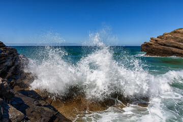 Playa de las Catedrales con formaciones rocosas en Ribadeo, Galicia