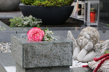 An einem katholischen Friedhof in Österreich, Grabgestaltung mit Engel und Rose