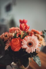 Vintage Blumenstrauß mit Rosen, Gerbera, Eukalyptus und anderen schönen Blumen