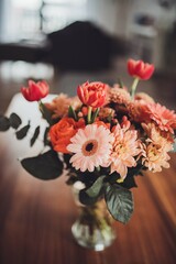 Vintage Blumenstrauß mit Rosen, Gerbera, Eukalyptus und anderen schönen Blumen