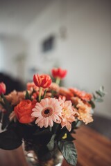 Vintage Blumenstrauß mit Gerbera und Eukalyptus, sowie Trockenblumen