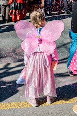 Naklejka premium Kind als Schmetterling verkleidet, Fasnacht 2022 in Luzern, Schweiz