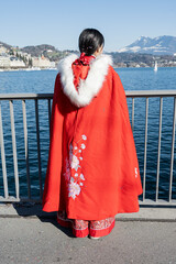 Frau in typisch chinesischem Mantel, auf der Seebrücke, Luzern, Schweiz