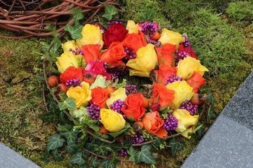 Ein dekorativer Kranz aus bunten Rosen, Blumenschmuck für Hochzeit, Geburtstag, Jubiläum, Thanksgiving und Friedhof, Dekorationen und Kreativität, Haus und Gartendekoration