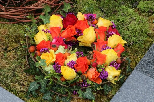 Ein dekorativer Kranz aus bunten Rosen, Blumenschmuck für Hochzeit, Geburtstag, Jubiläum, Thanksgiving und Friedhof, Dekorationen und Kreativität, Haus und Gartendekoration