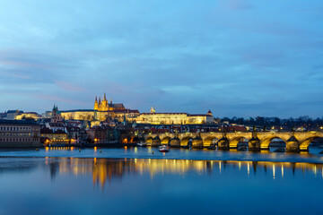 Stadtansicht von Prag, Tschechien, mit Blick auf die Moldau, die Karlsbrücke und die Prager Burg;...