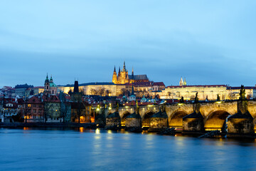 Fototapeta na wymiar Blick auf die Karlsbrücke und die Prager Burg in Prag, Tschechien, in der Abenddämmerung; Prag am Abend in der Dämmerung