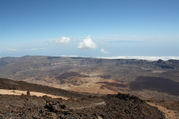 Blick vom Teide auf die Kraterlandschaft des Teide Nationalparks im Tenogebirge auf Teneriffa