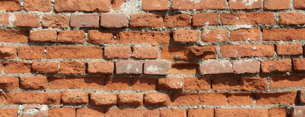 Muro vintage in mattoni erosi dal tempo