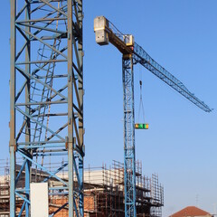 Lavori in corso nel cantiere edile in primavera