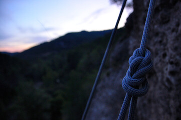 Nudo cuerda escalada en montaña atardeciendo, ocho, 8