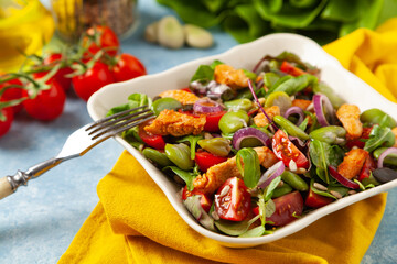 Delicious salad with broad beans and chicken.